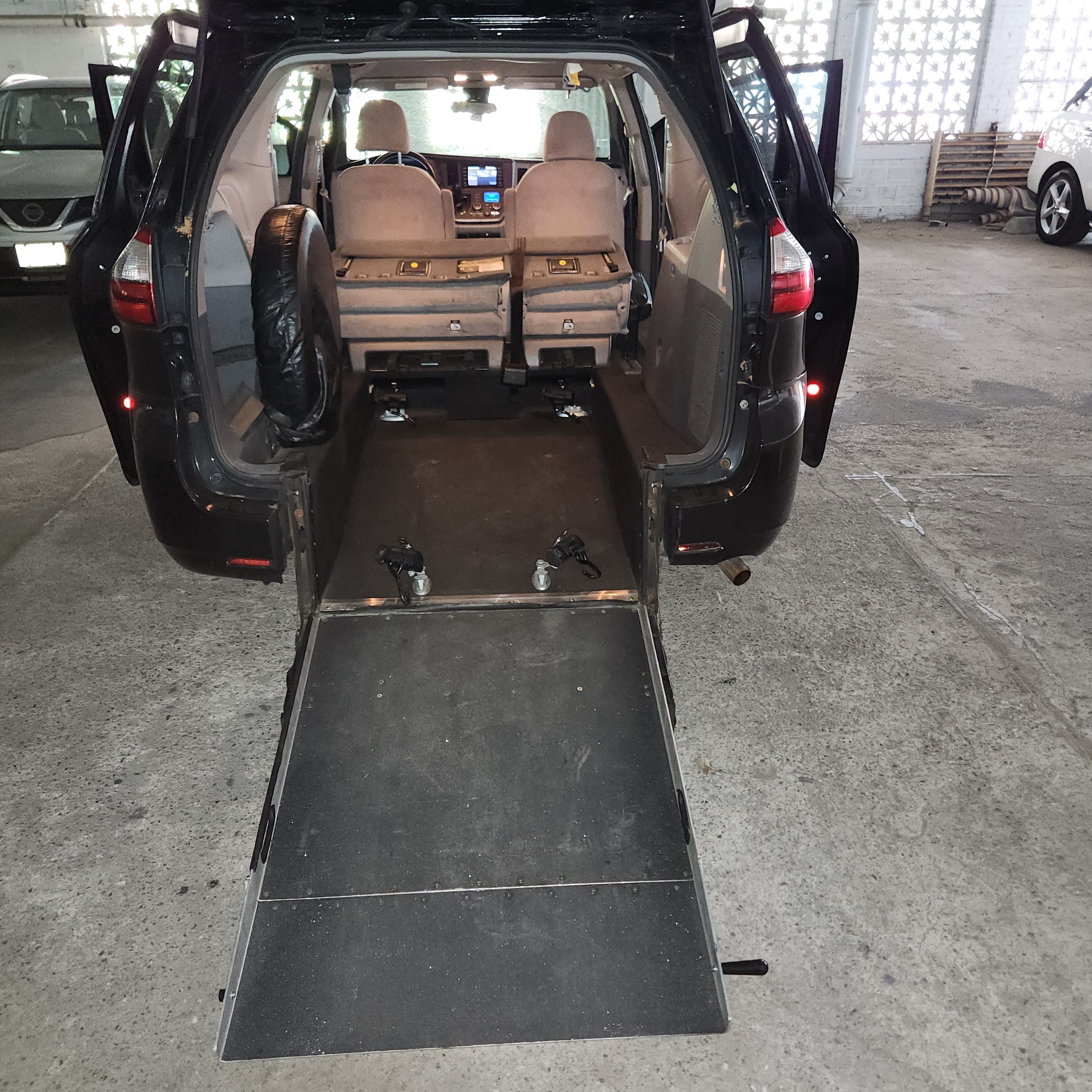 2020 Toyota Sienna - Image 3